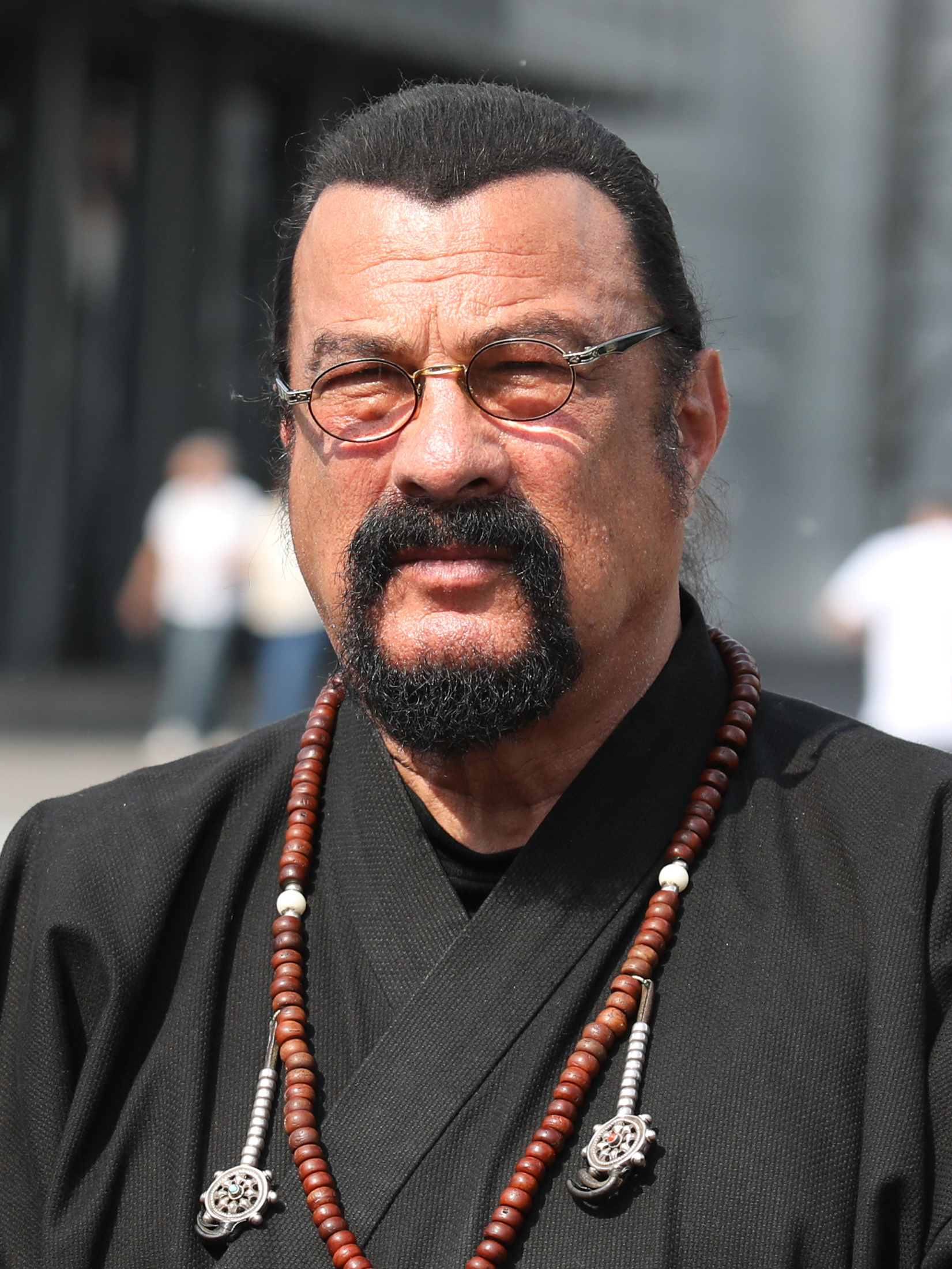 Steven Seagal in markanter Pose – symbolisch für seine Actionrollen